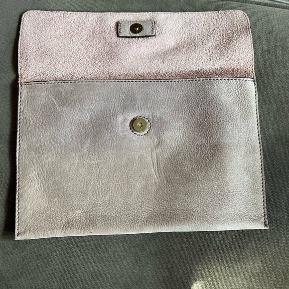 GAP envelope clutch. Sueded leather. Pink/dark taupe. Magnetic clasp. Very soft - Picture 2 of 8